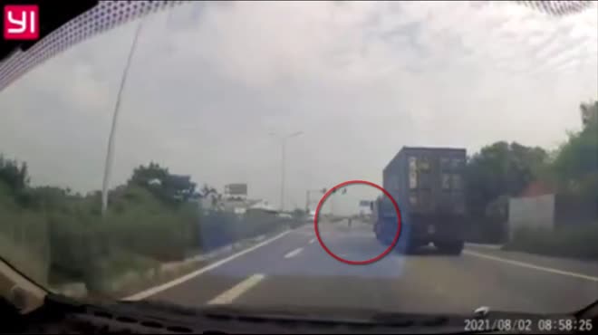 Lái xe container phanh cháy lốp cứu nạn 2 cô gái đi xe máy sang đường bất cẩn