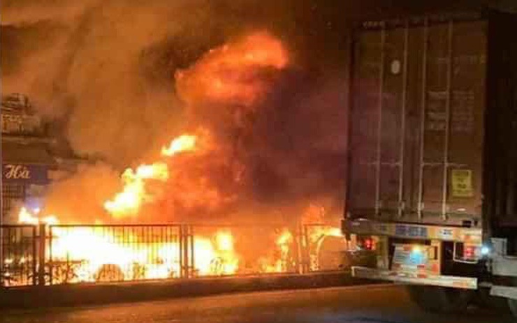 Điều tra vụ cháy rụi 3 xe container trong đêm