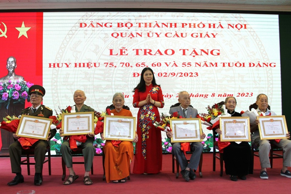 Hà Nội: Quận ủy Cầu Giấy trao 532 Huy hiệu Đảng đợt 2/9, trong đó có 18 đồng chí 75 tuổi Đảng